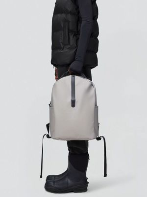 5. Sac à dos Rains Clip Front en tissu imperméable Gris clair RAINS 14890