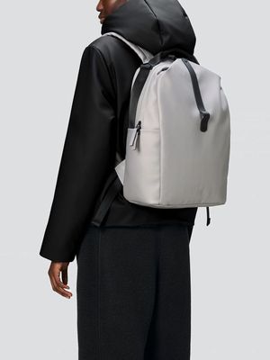 4. Sac à dos Rains Clip Front en tissu imperméable Gris clair RAINS 14890