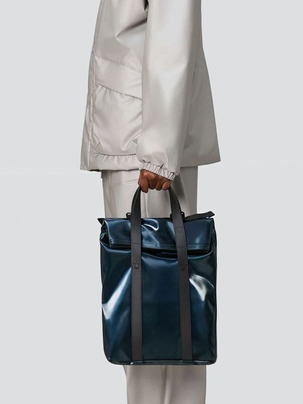 5. Sac à dos fourre-tout Rains 2 Way Mini en tissu imperméable Bleu RAINS 12780