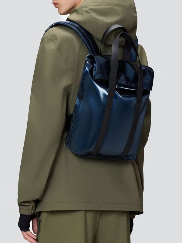 4. Sac à dos fourre-tout Rains 2 Way Mini en tissu imperméable Bleu RAINS 12780