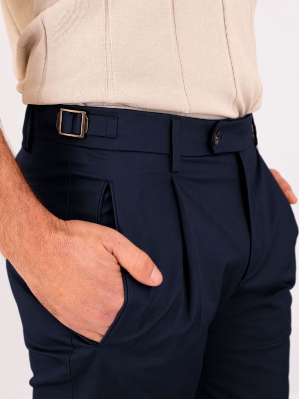 4. Pantalone uomo Berwich in cotone con una linea pulita e pinces Navy Berwich pu19retrock1790x