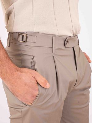 4. Pantalon Berwich pour homme en coton, à la coupe épurée et à plis. Gris
