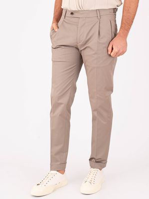 2. Pantalon Berwich pour homme en coton, à la coupe épurée et à plis. Gris