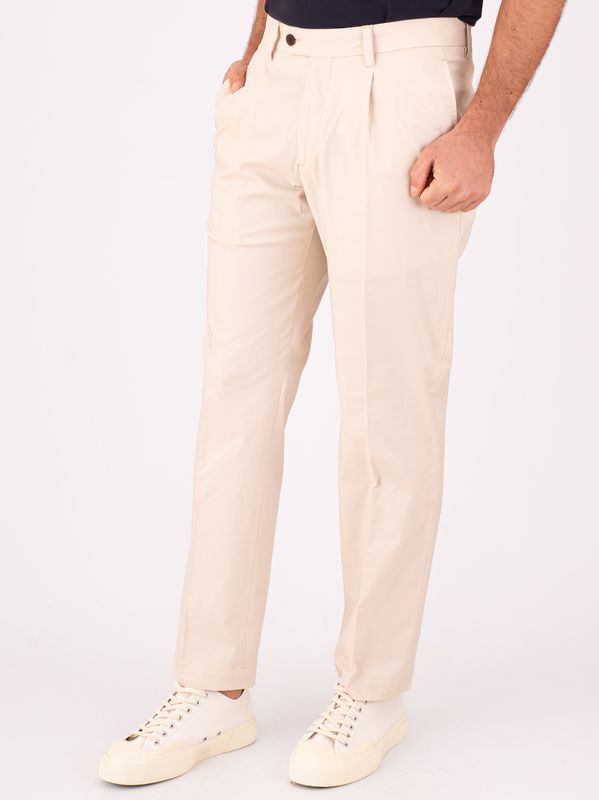 2. Pantalone uomo Devorè in misto cotone con linee sartoriali e pinces Mandorla Devorè dvr5c-g1045