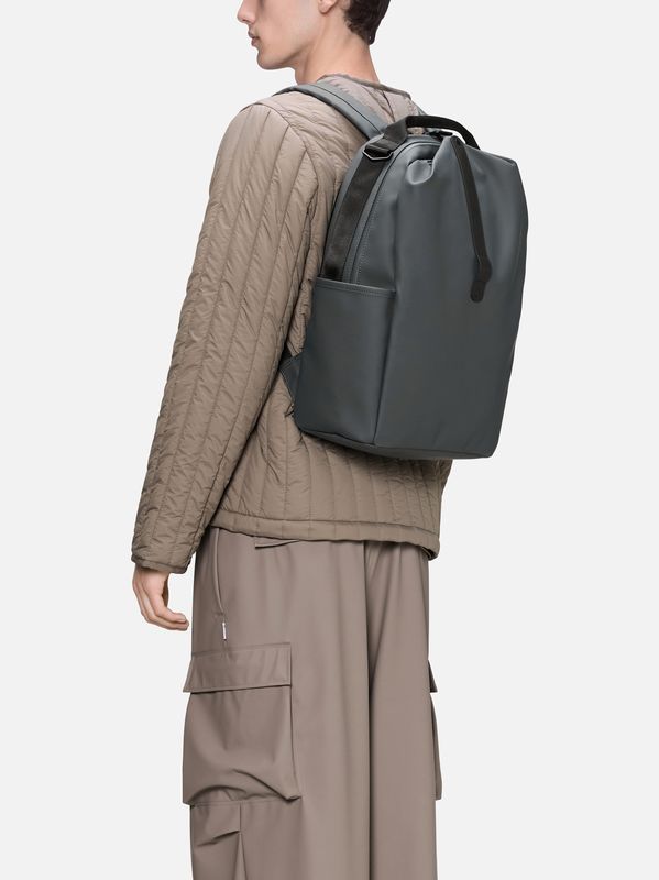 4. Zaino Rains Clip Front Backpack con ampia apertura con cerniera arrotondata Dark Grey RAINS 14890